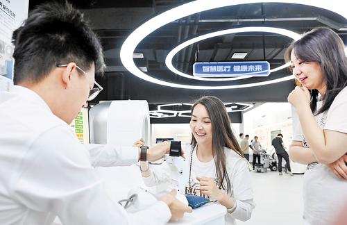 6月14日，第二屆雄安未來之城場景匯未來城市場景體驗周展廳內，科幻作家現場體驗中醫AI輔助診斷設備“望聞問切”。 本報記者劉光昱攝