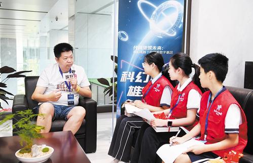 6月13日上午，“科幻作家雄安行”活動在雄安新區啟動?？苹米骷矣握撸ㄗ笠唬┡c雄安新區小學生“科幻迷”面對面交流。 本報記者劉光昱攝