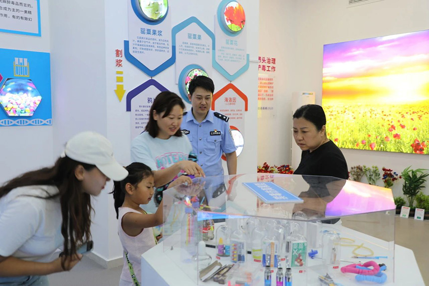 群眾參觀仿真毒品模型。雄安新區公安局供圖