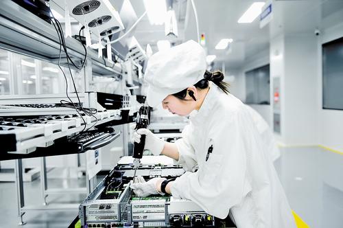 6月20日，雄安百信信息科技有限公司工作人員在生產車間內工作。龐浩然攝