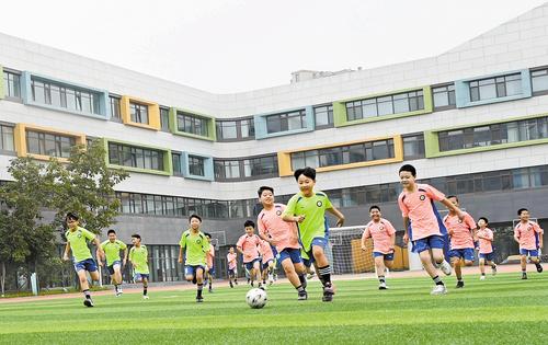 7月9日，雄安容和金源小學的學生們在進行假期足球訓練。劉光昱攝