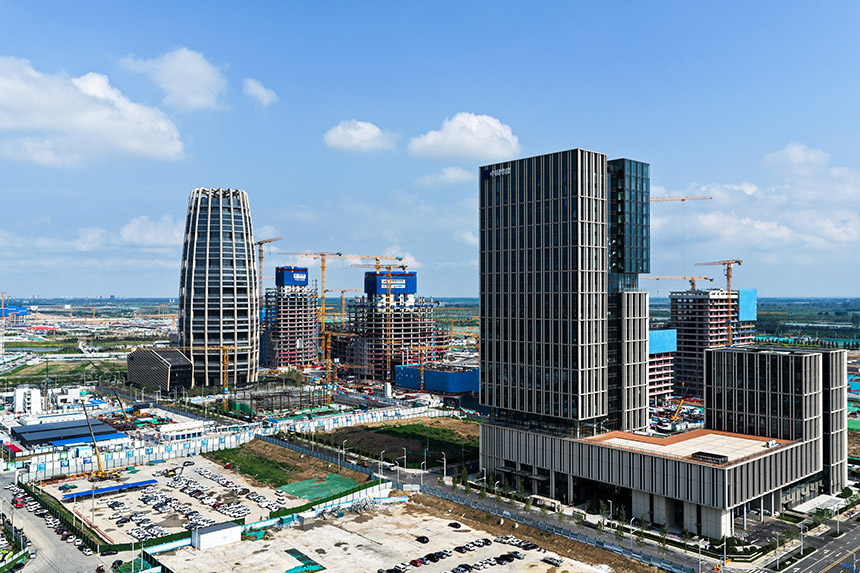 中國華能總部（右）。胡忠攝