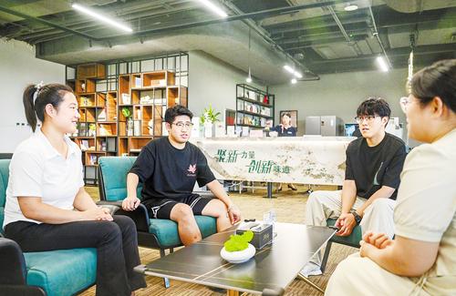 7月29日，四位創業者在雄安新區中關村科技園咖啡廳展開頭腦風暴。 本報記者 李東宇攝