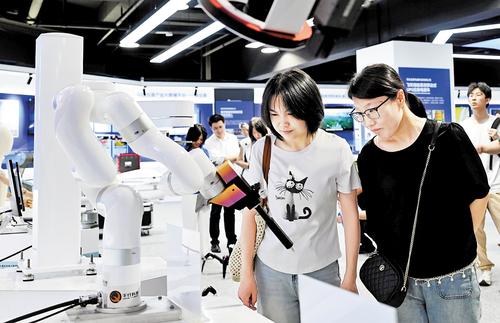 近日，在雄安未來之城場景匯科創園體驗中心展區，機器人演示吸引了參觀者的目光。 本組圖片由本報記者劉光昱攝