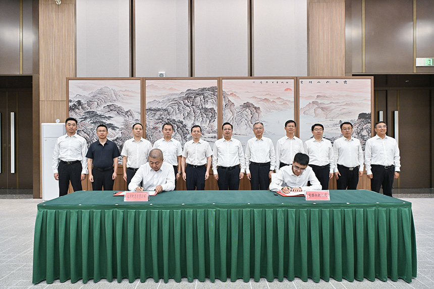 《雄安新區至北京大興國際機場快線項目委托運營協議》簽署儀式現場。王偉倩攝