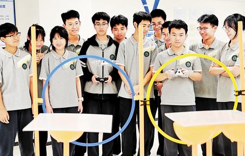 近日，雄安容和第一高級中學的學生在進行校園社團無人機比賽。 本報記者 劉光昱攝