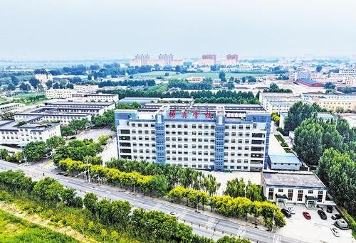 8月15日航拍的位于雄安新區的雄安博奧高級中學。 本報見習記者 李 暢攝