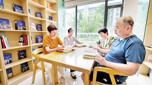 8月15日，雄安新區易安社區黨群服務中心讀書角，社區居民正在閱讀。 本組圖片由本報見習記者李暢攝