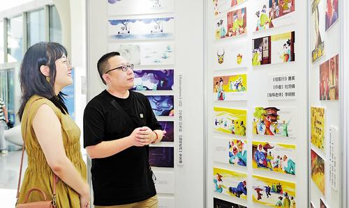 電影季期間，觀眾觀看高校動漫作品評選優秀作品展。 本組圖片由2025雄安未來影像電影季組委會提供