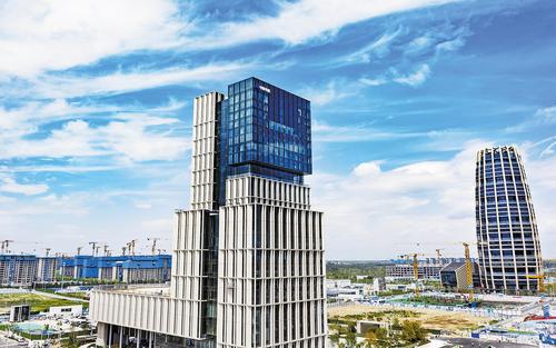 8月6日拍攝的雄安新區啟動區中國中化大廈、中國華能總部大廈。 本報記者劉光昱攝