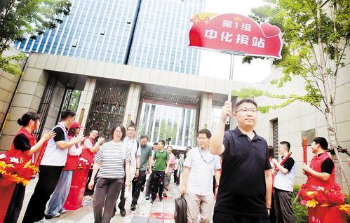 8月21日，雄安新區容東片區華望城詠華園四區，參加集中入住儀式的中國中化集團疏解員工在志愿者的帶領下進入小區。 本報記者劉光昱攝