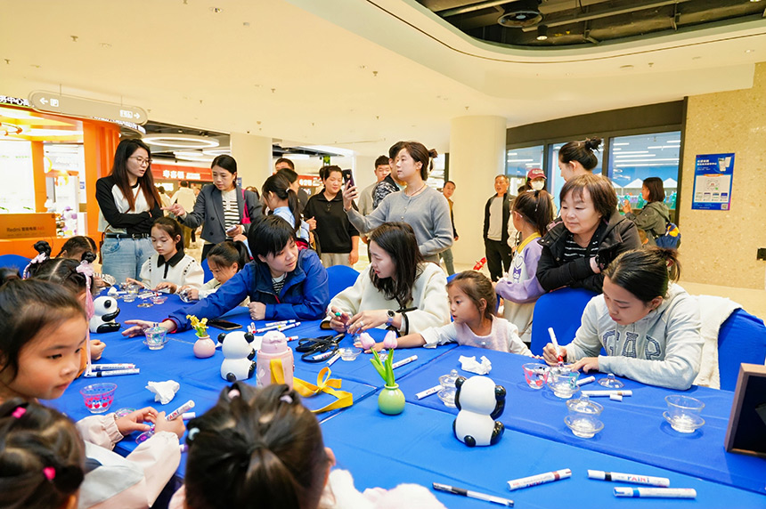 家長帶著孩子在雄安商務服務中心尋環XLOOP玩。雄安商務服務中心尋環XLOOP供圖