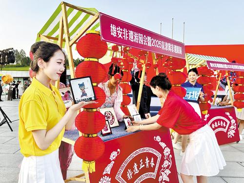 10月4日，雄安非遺游園會暨2025京津冀非遺聯展在雄安郊野公園進行。圖為工作人員在進行非遺作品展示。本報見習記者 郝金鈺攝