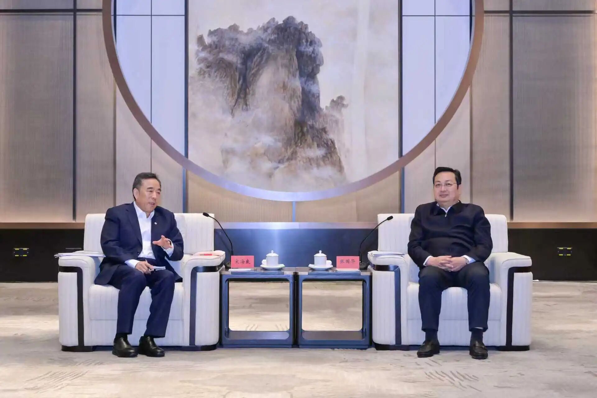 張國華與中國交通建設集團黨委書記、董事長宋海良一行舉行工作座談。王偉倩攝