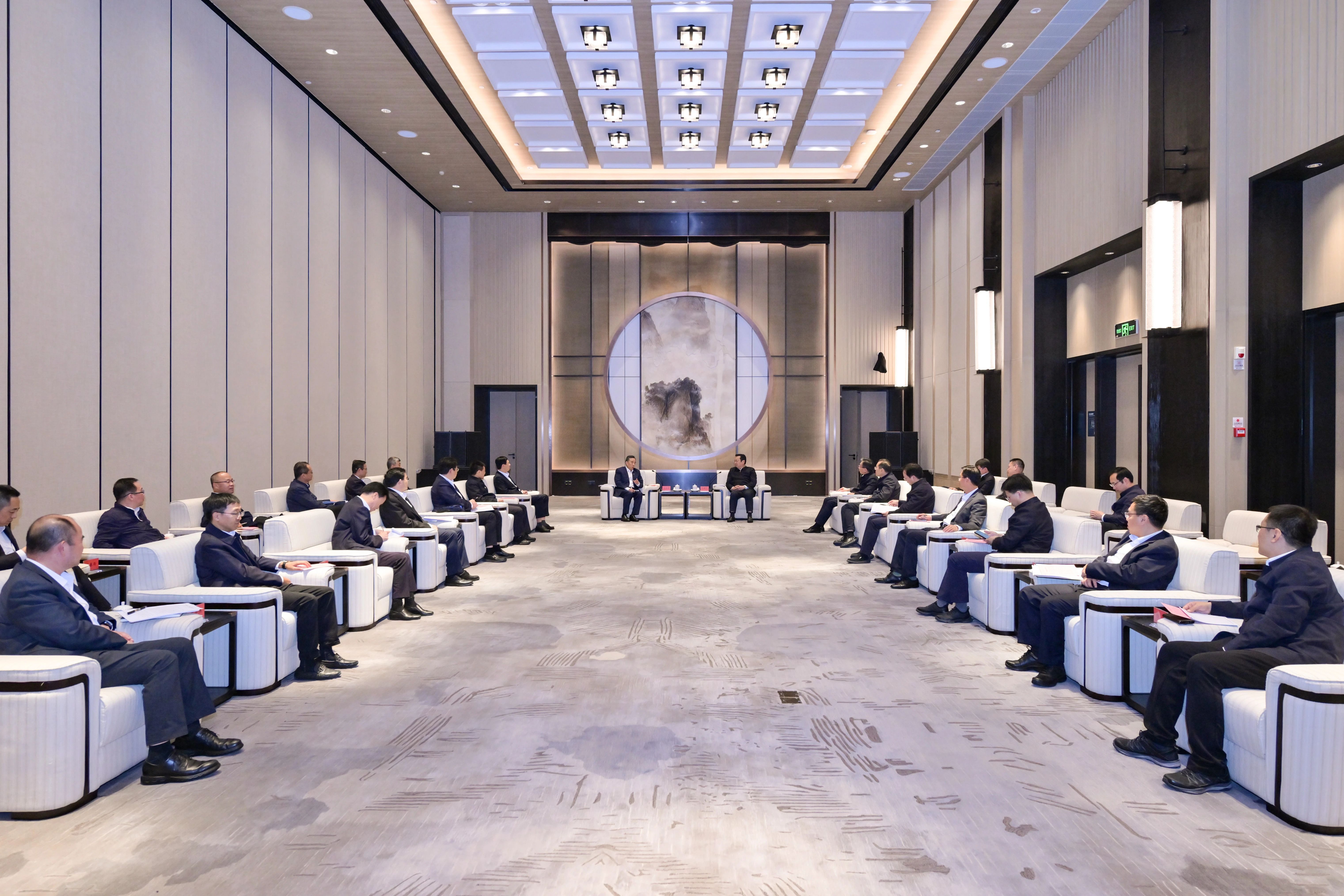 張國華與中國交通建設集團黨委書記、董事長宋海良一行舉行工作座談。王偉倩攝