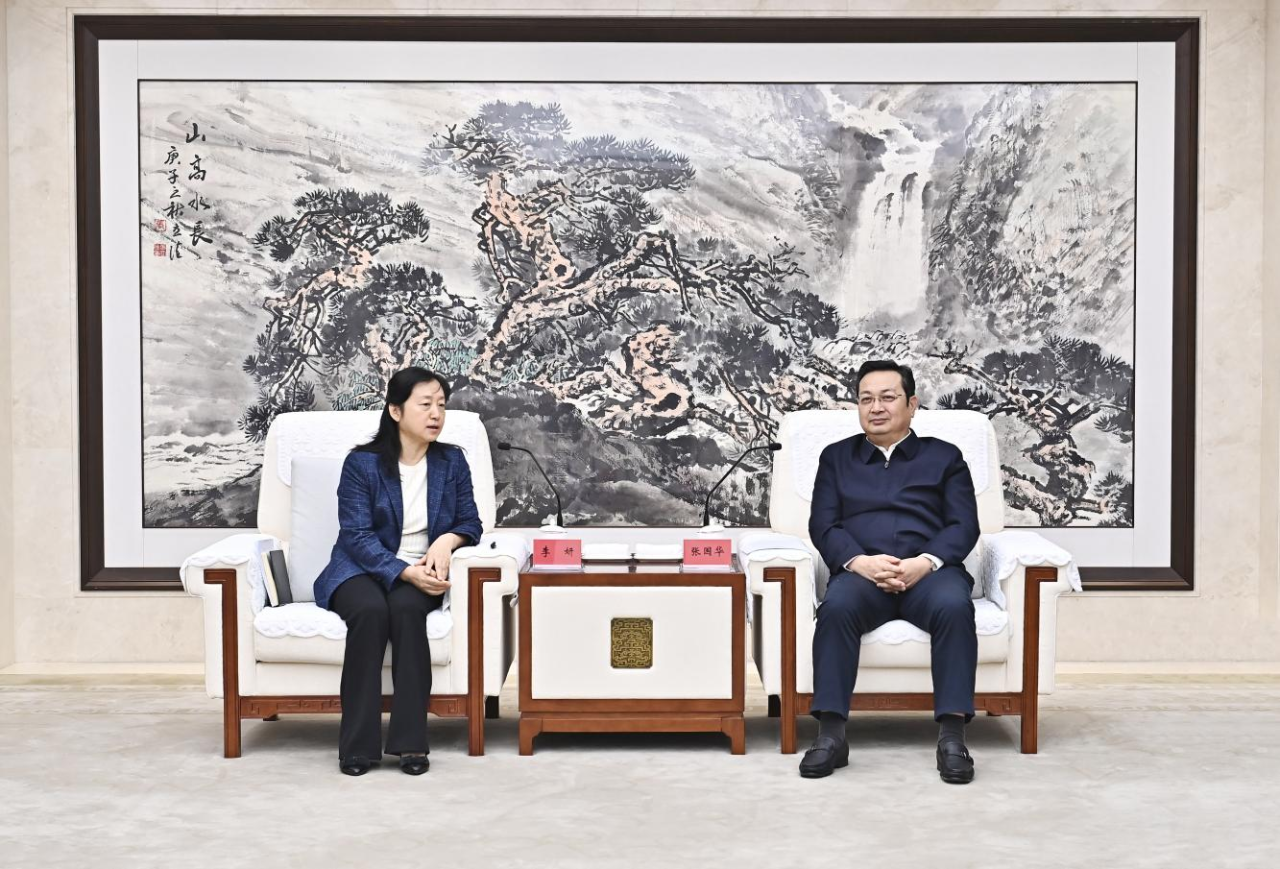 張國華與中關村發展集團黨委書記、董事長李妍一行舉行工作座談。劉向陽攝