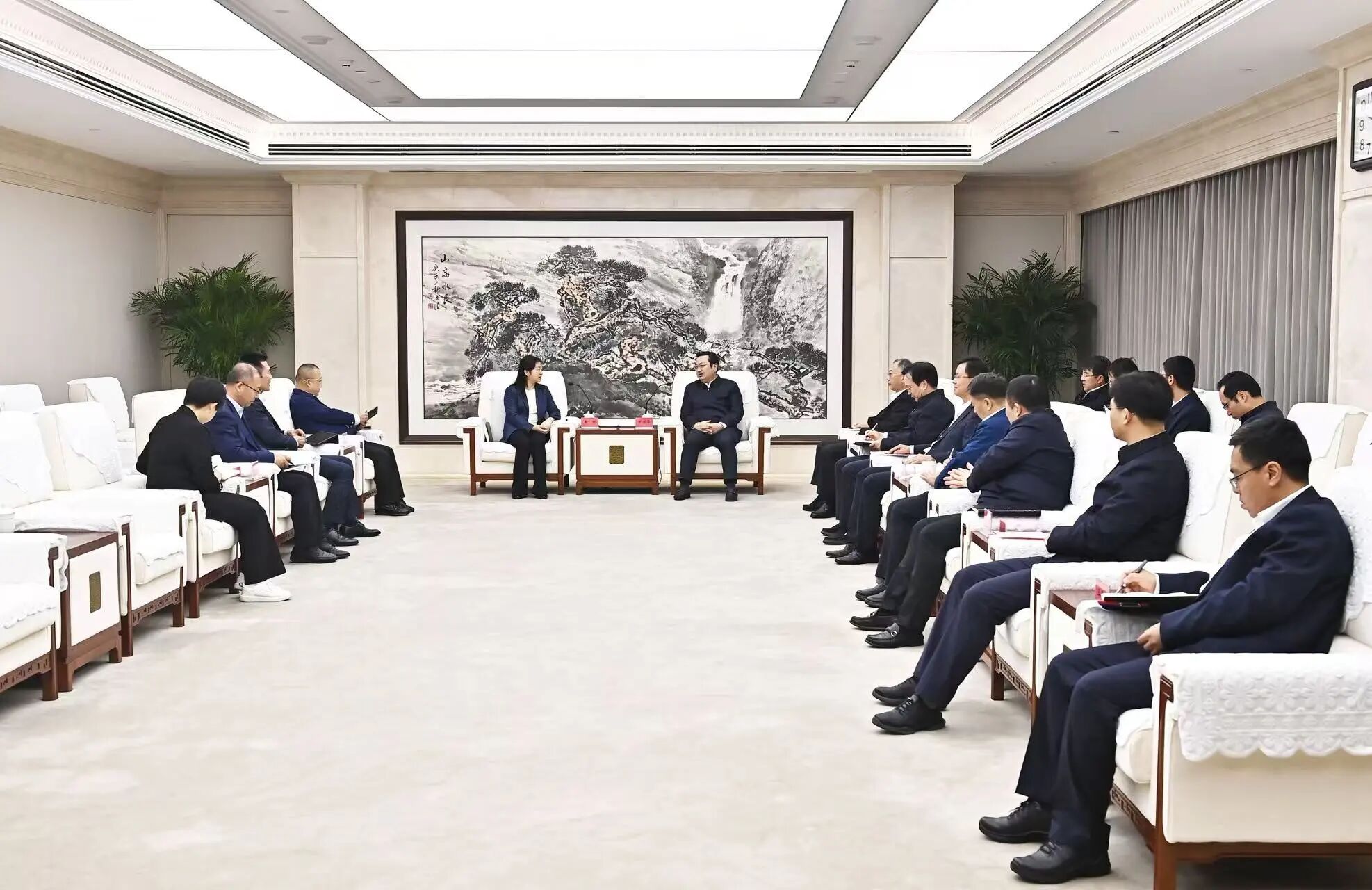 張國華與中關村發展集團黨委書記、董事長李妍一行舉行工作座談。劉向陽攝