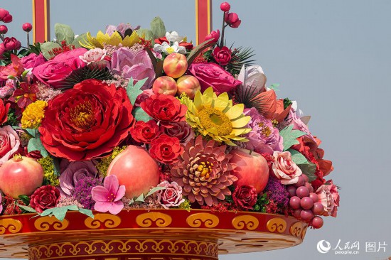 “祝福祖國”巨型花果籃亮相天安門廣場。人民網記者 翁奇羽攝