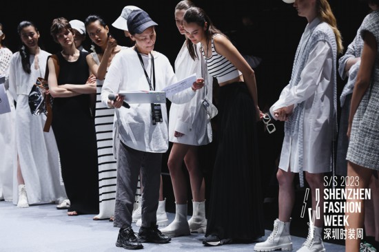 開幕大秀前，模特們正在做登臺前準備。主辦方供圖